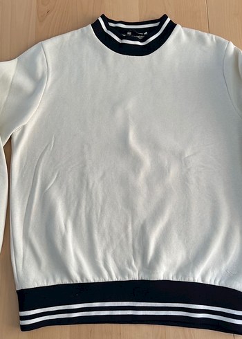 Siyah-beyaz yakalı kadın sweatshirt