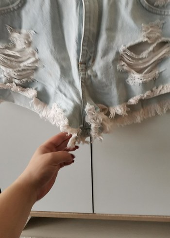 Yırtık Detaylı Gri Mini Denim Şort - Görsel 6