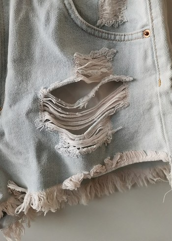 Yırtık Detaylı Gri Mini Denim Şort - Görsel 3