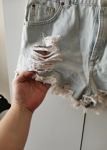 Yırtık Detaylı Gri Mini Denim Şort - Görsel 2