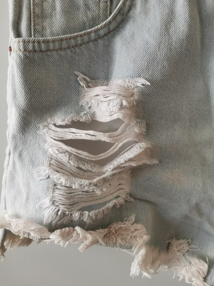Yırtık Detaylı Gri Mini Denim Şort - Görsel 4
