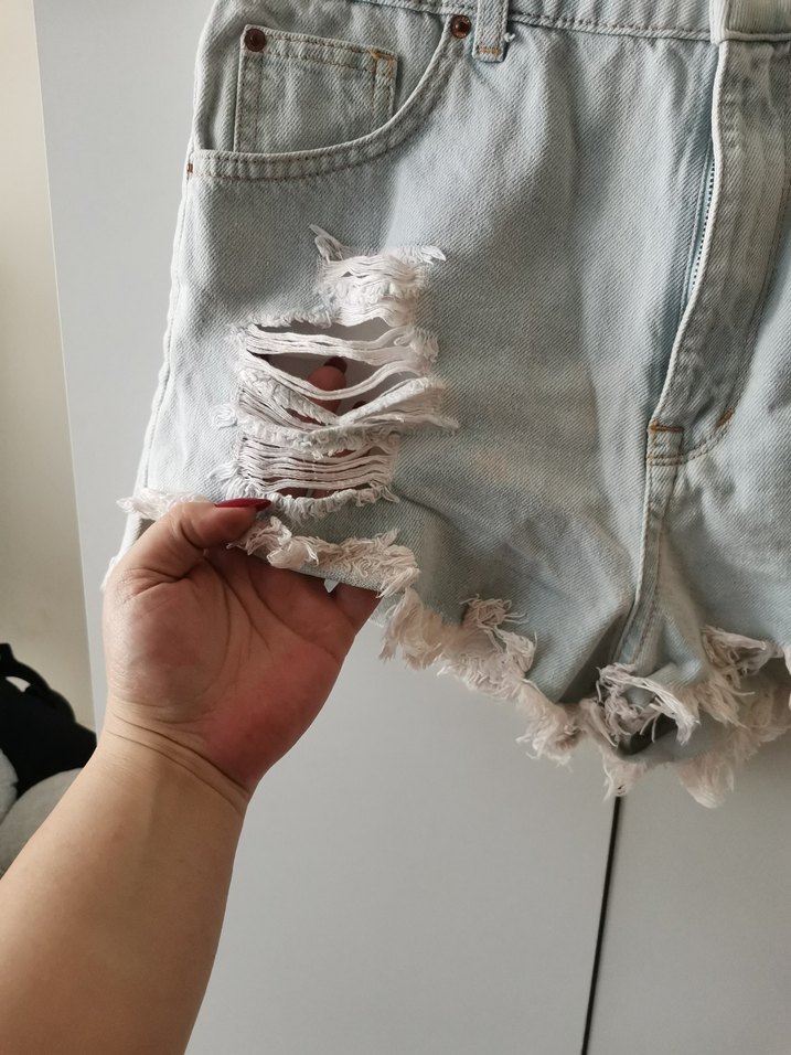 Yırtık Detaylı Gri Mini Denim Şort - Görsel 2