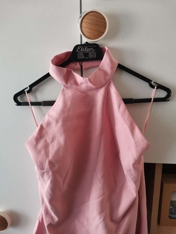 Pembe Drapeli Halter Yaka Uzun Elbise - Görsel 3