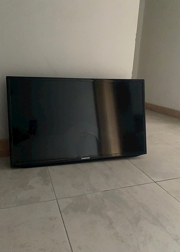 Siyah Samsung 82 Ekran Televizyon - Görsel 2