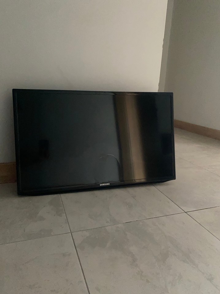 Siyah Samsung 82 Ekran Televizyon - Görsel 2