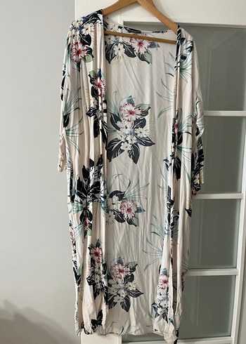 Uzun Beyaz Çiçekli Bohem Kadın Kimono