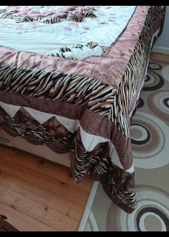 Kahverengi Nakışlı Yatak Örtüsü - Görsel 2