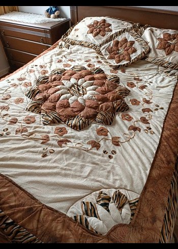 Kahverengi Nakışlı Yatak Örtüsü - Görsel 3