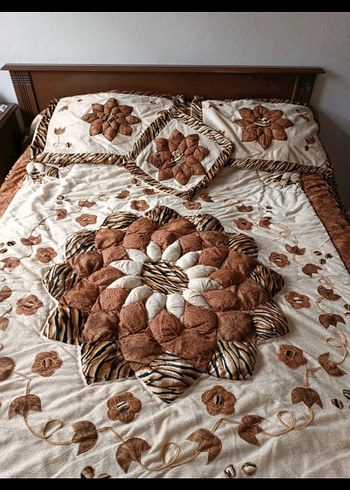 Kahverengi Nakışlı Yatak Örtüsü - Görsel 4