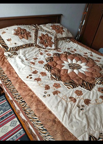 Kahverengi Nakışlı Yatak Örtüsü - Görsel 5