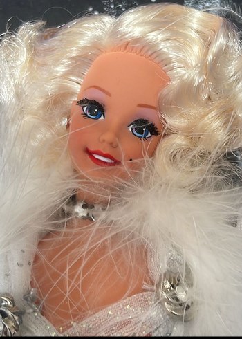 Beden Parlak Beyaz Elbiseli Barbie Bebek