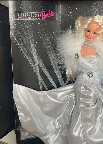Parlak Beyaz Elbiseli Barbie Bebek