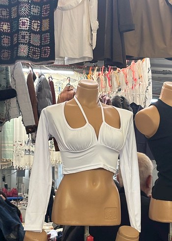 Beyaz göğüs detaylı bağlamalı crop