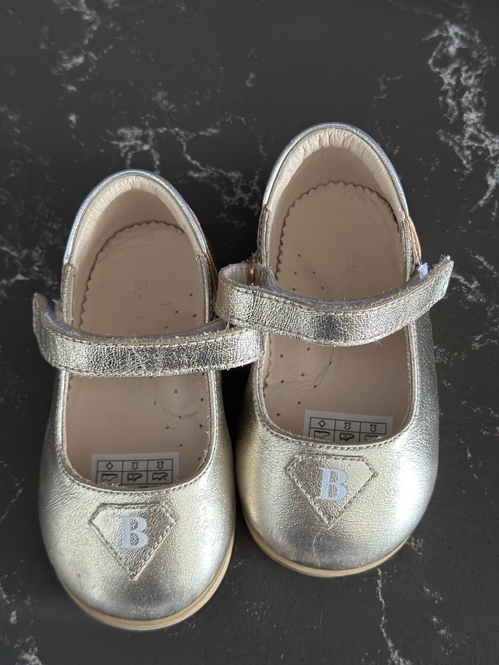 Kızlar için Altın Renkli Tokalı Bale Ayakkabısı - Görsel 2