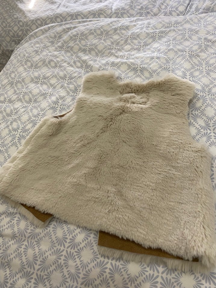 Kız Çocuk Bej Kürklü Yelek - Görsel 3