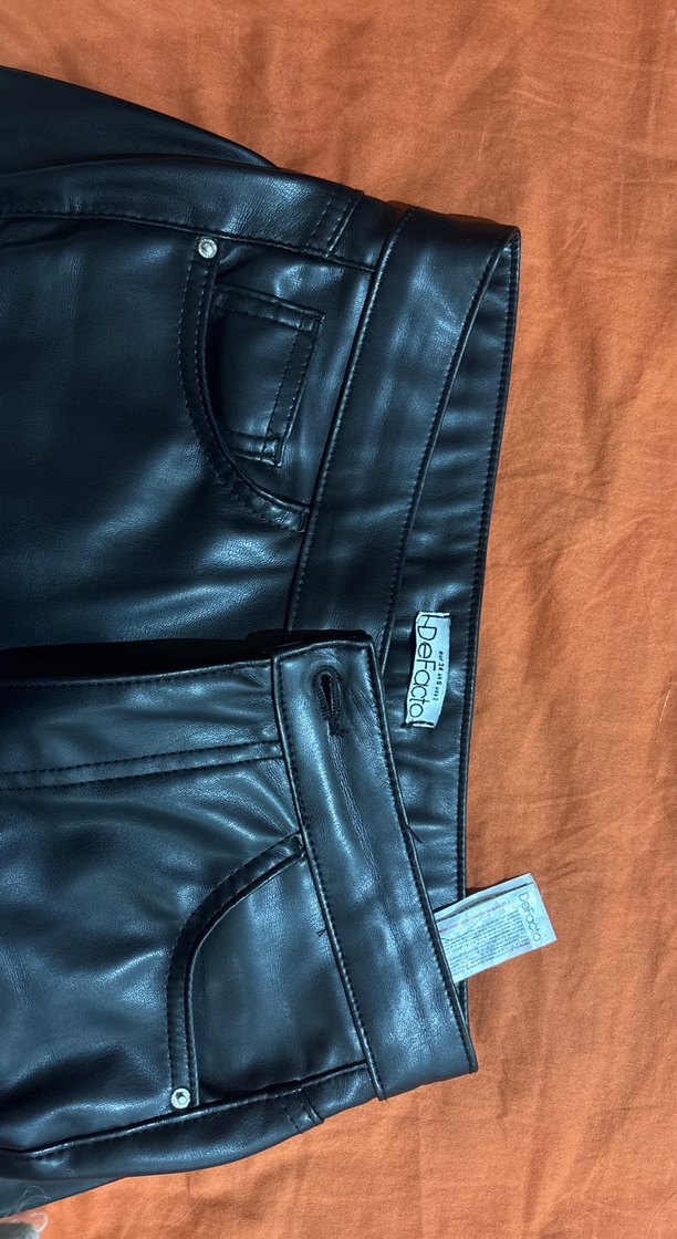 Düğmeli Siyah Deri Kadın Pantolon - Görsel 2