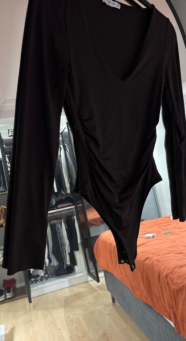 Siyah V Yaka Uzun Kollu Drapeli Bluz - Görsel 4