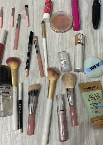 Çeşitli Beyaz ve Açık Ton Makyaj Ürünleri - Görsel 3