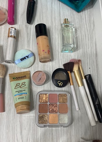 Çeşitli Beyaz ve Açık Ton Makyaj Ürünleri - Görsel 4