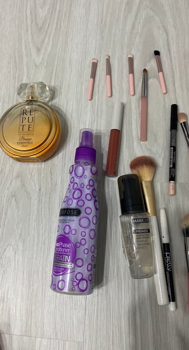 Çeşitli Beyaz ve Açık Ton Makyaj Ürünleri - Görsel 2