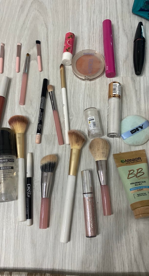 Çeşitli Beyaz ve Açık Ton Makyaj Ürünleri - Görsel 3