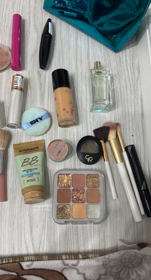 Çeşitli Beyaz ve Açık Ton Makyaj Ürünleri - Görsel 4