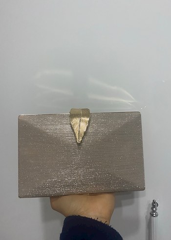 Zincir Detaylı Altın Renkli Kadın Abiye Çanta - Görsel 5