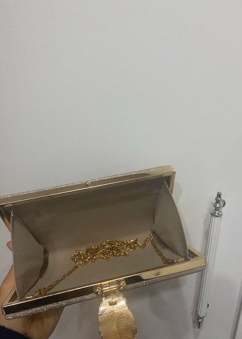 Zincir Detaylı Altın Renkli Kadın Abiye Çanta - Görsel 7