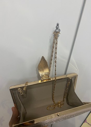 Zincir Detaylı Altın Renkli Kadın Abiye Çanta - Görsel 4
