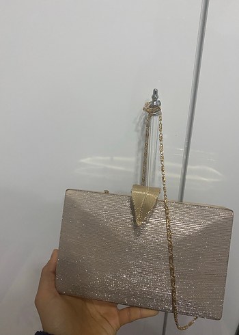 Zincir Detaylı Altın Renkli Kadın Abiye Çanta - Görsel 3