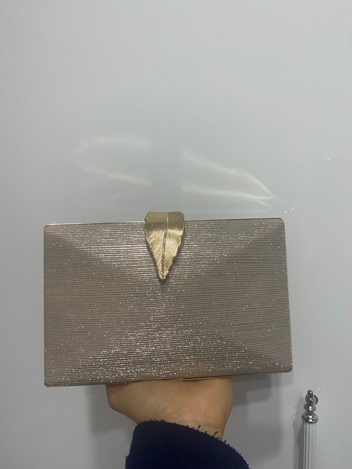 Zincir Detaylı Altın Renkli Kadın Abiye Çanta - Görsel 5