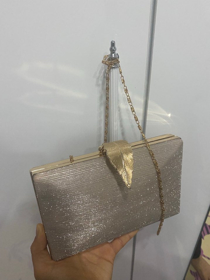 Zincir Detaylı Altın Renkli Kadın Abiye Çanta - Görsel 2