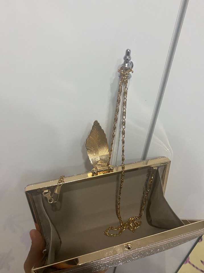 Zincir Detaylı Altın Renkli Kadın Abiye Çanta - Görsel 4