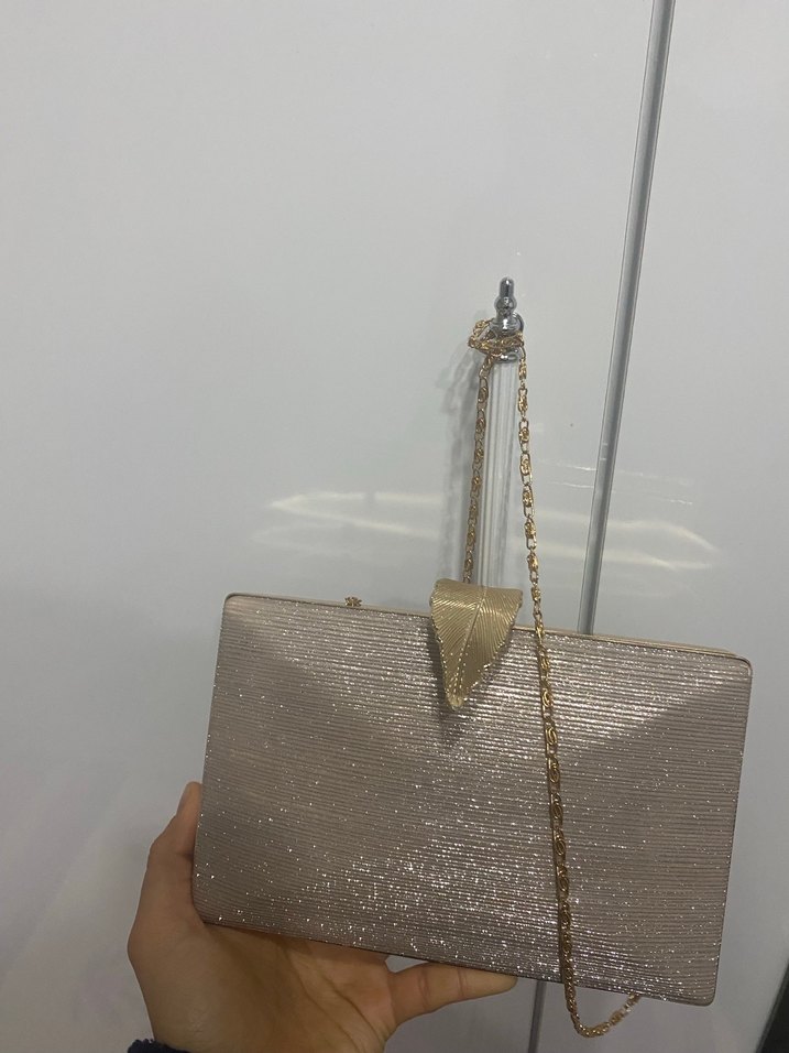 Zincir Detaylı Altın Renkli Kadın Abiye Çanta - Görsel 3