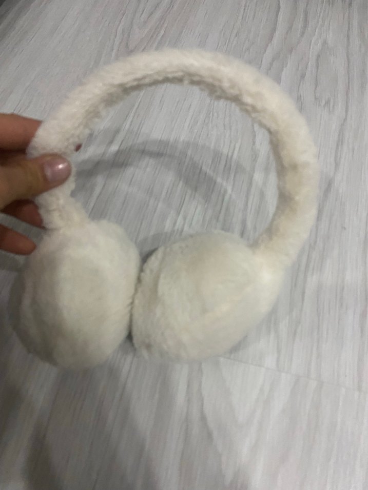 Beyaz Peluş Kulaklık - Görsel 2