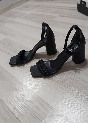 Siyah Yılan Desenli Topuklu Kadın Ayakkabı