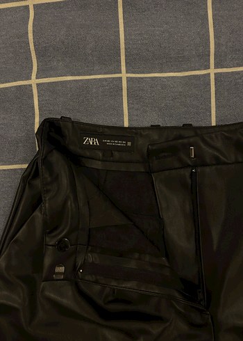 Siyah Deri Mini Şort - Görsel 3