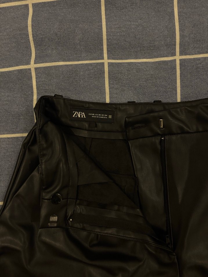 Siyah Deri Mini Şort - Görsel 3