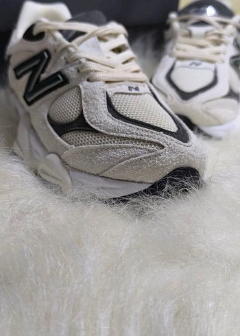 New Balance 9060 Krem Gri Yeşil Logo - Görsel 5