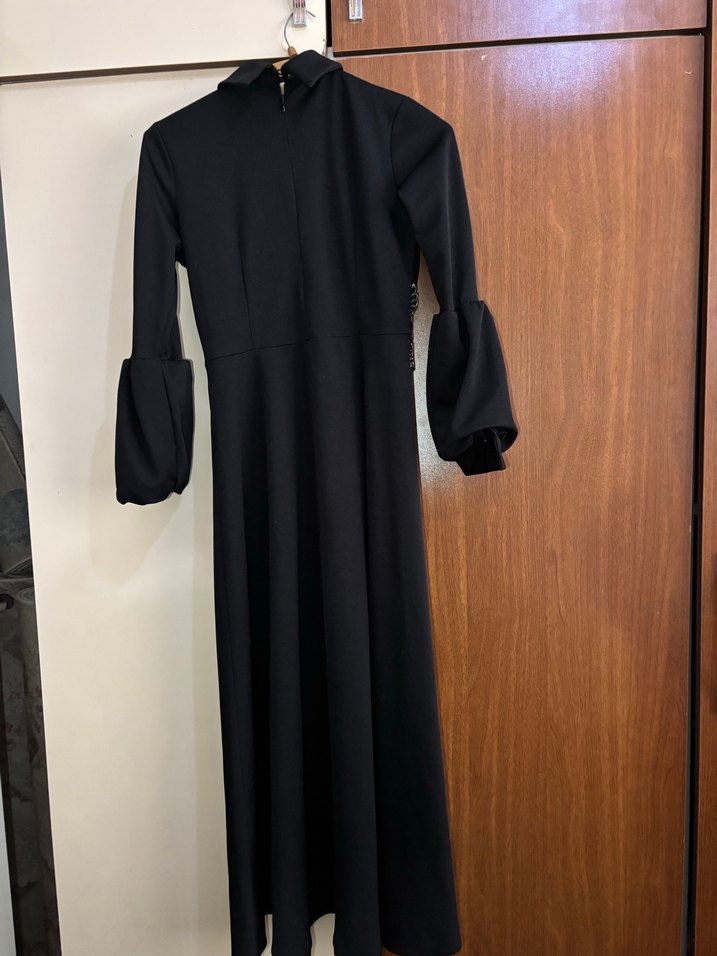 Uzun Kollu Siyah Nakışlı Uzun Elbise tesettür - Görsel 3