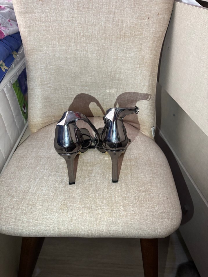 İnce topuklu gümüş kadın ayakkabı - Görsel 2