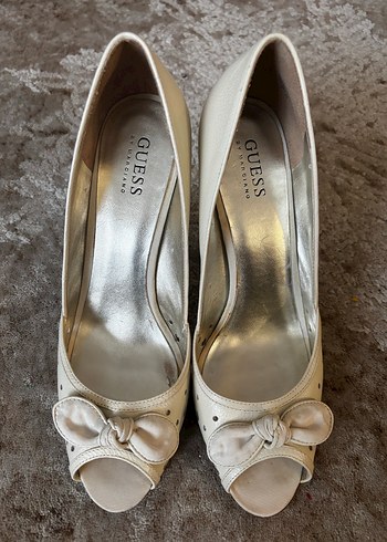 GUESS Krem Fiyonklu Yüksek Topuklu Kadın Ayakkabı 39