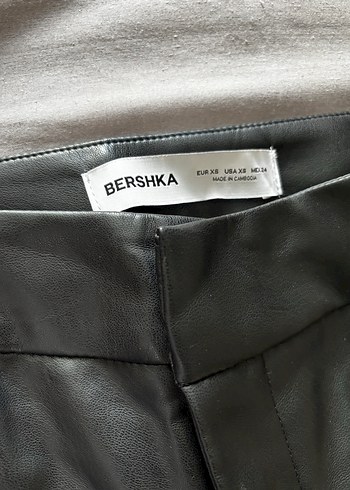 xs Beden siyah Renk Bershka Siyah Suni Deri İspanyol Paça Pantalon