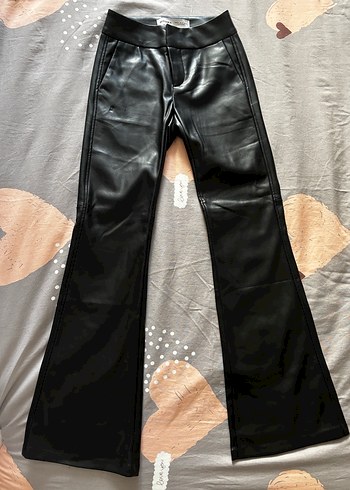 Bershka Siyah Suni Deri İspanyol Paça Pantalon