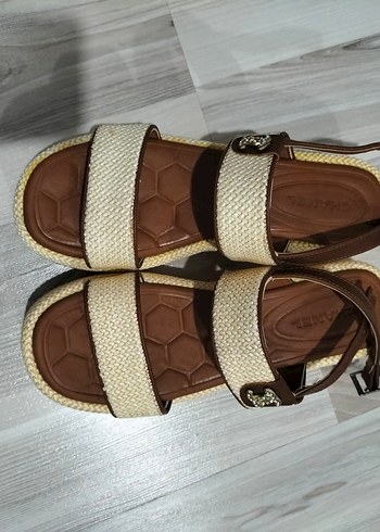 Chanel Kahverengi Dolgu Topuklu Örgü Detaylı Kadın Sandalet