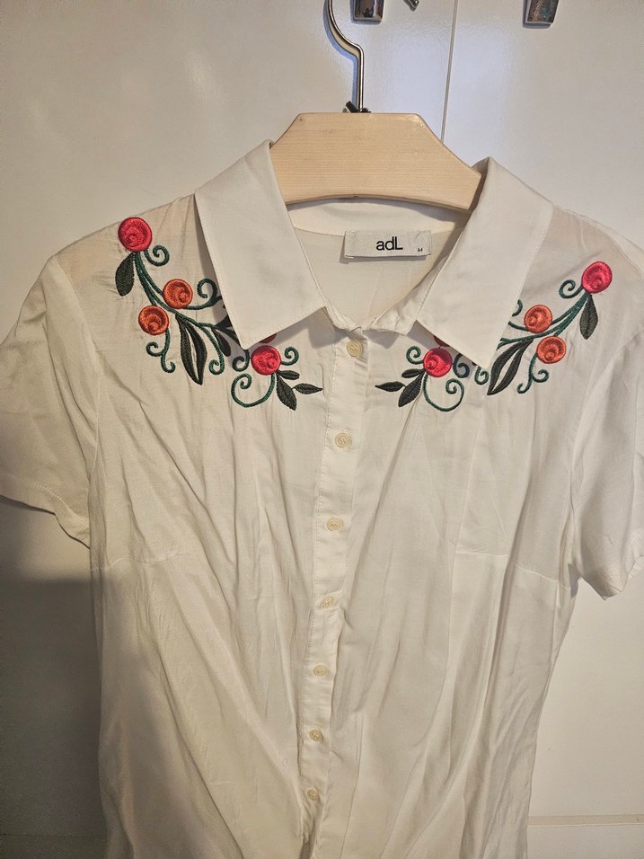 adL Nakışlı Beyaz Kısa Kollu Gömlek - Görsel 3
