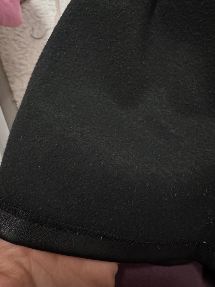 Lastik Detaylı Siyah Mini Deri Şort - Görsel 2