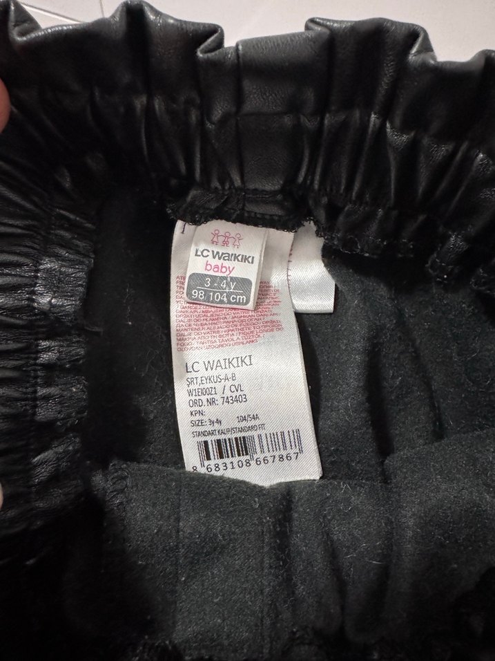 Lastik Detaylı Siyah Mini Deri Şort - Görsel 3