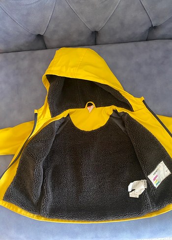 Sarı Kapüşonlu Erkek Çocuk Yağmurluk - Görsel 2