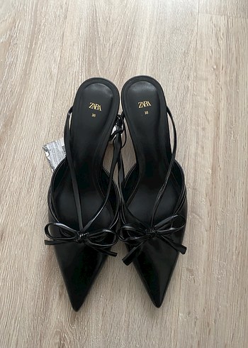 Zara Siyah Fiyonklu Stiletto